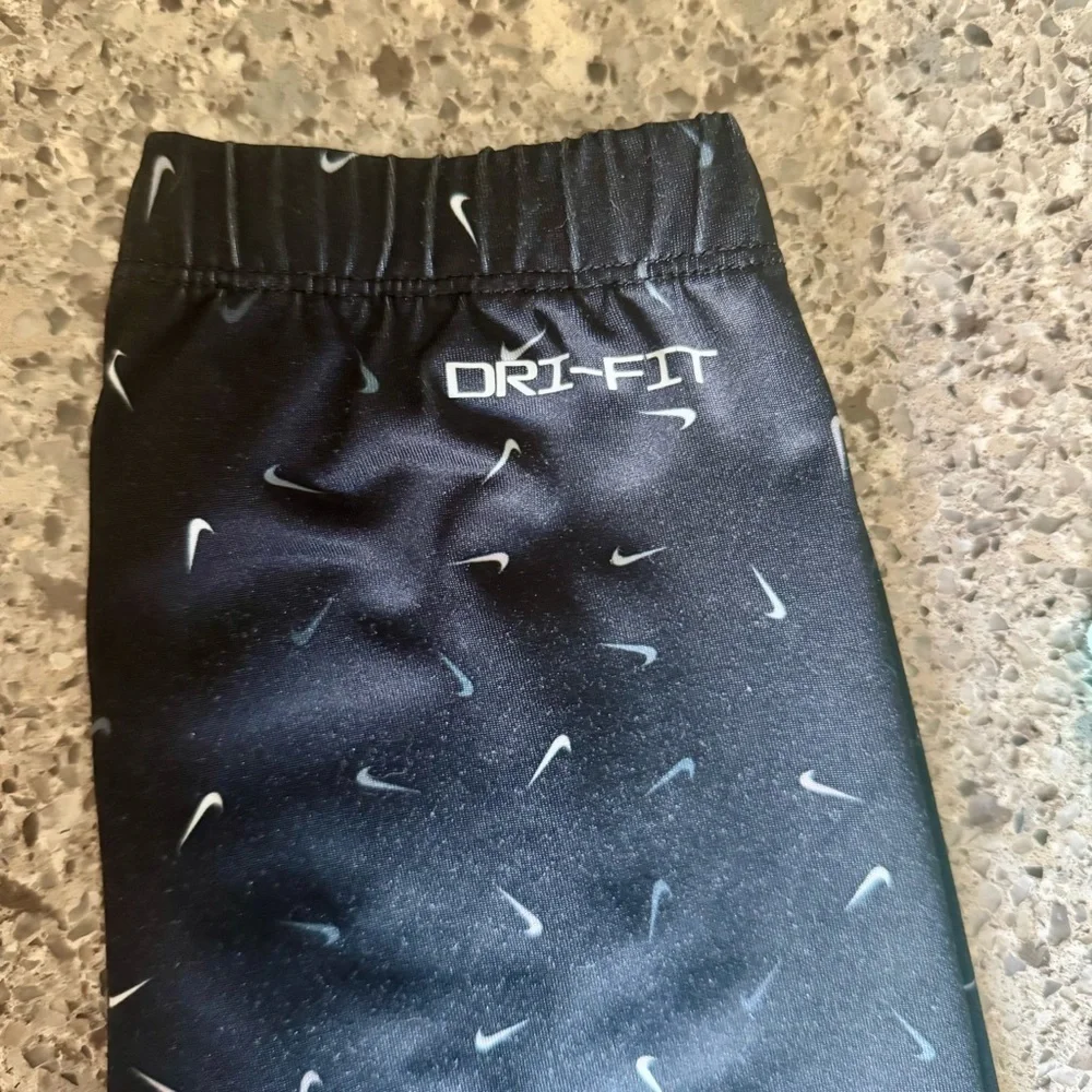 Nike l Little Girl Size Small (4Y-5Y) l Long Sleeve T-Shirt & Matching Leggings - Picture 7 of 7